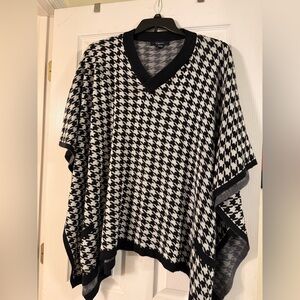 Cejan Women’s Black and White Houndstooth Poncho
